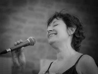 La chanteuse Emmanuelle Rivault